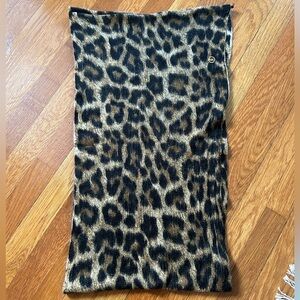 Cozy and stylish Michael Kors infinity scarf in great condition. Leopard print.